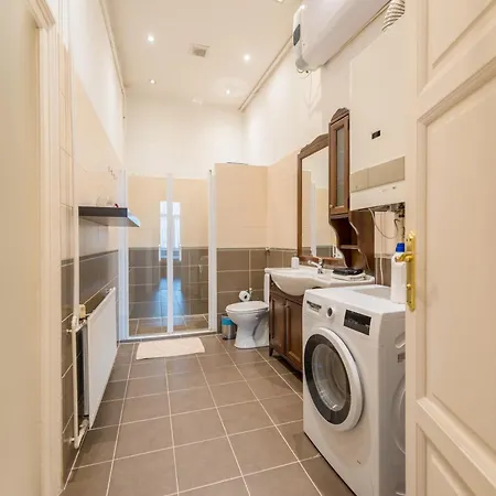 Venus - Broadway I Budapest