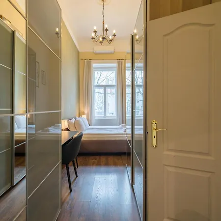 Venus - Broadway I *